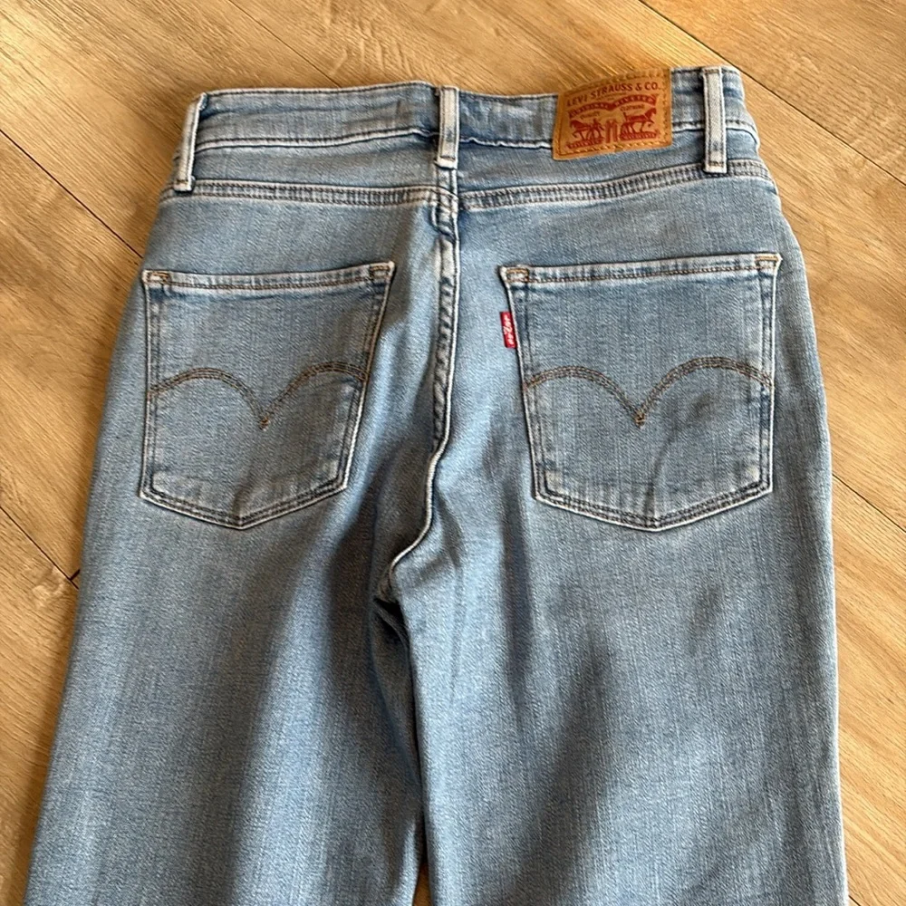 Levi’s High Rise Distressed Skinny Jeans 26x31” Lightwash - Picture 10 of 11
